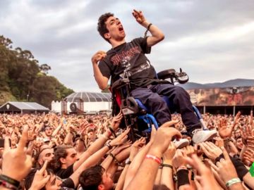 Álex y su silla de ruedas aupados por el público del Resurrection Fest Álex y su silla de ruedas aupados por el público del Resurrection Fest
