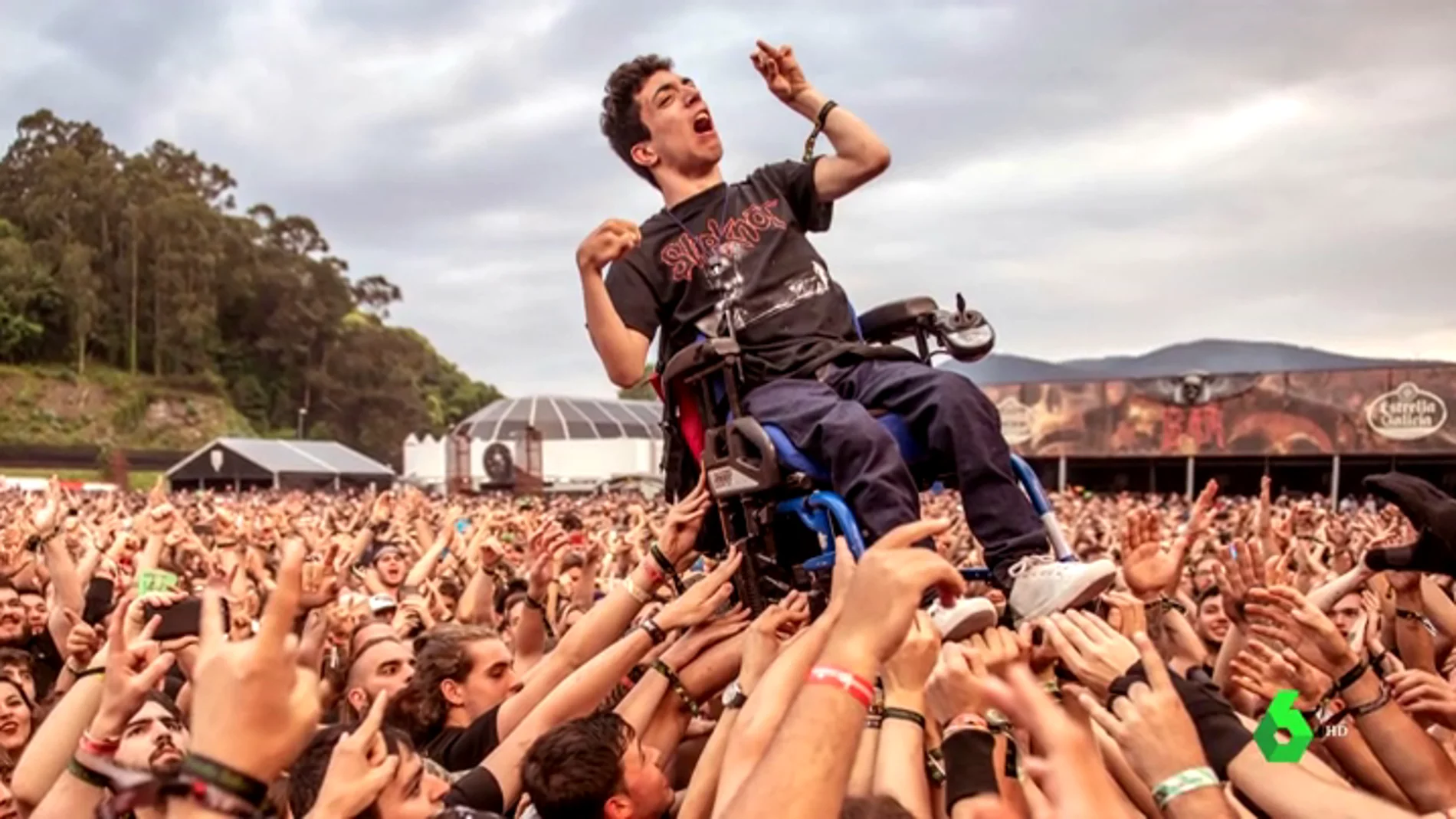 Álex y su silla de ruedas aupados por el público del Resurrection Fest