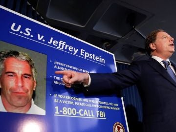 El fiscal federal del Distrito Sur de Nueva York, en el momento en el que comunicó a los medios el arresto de Jeffrey Epstein El fiscal federal del Distrito Sur de Nueva York, en el momento en el que comunicó a los medios el arresto de Jeffrey Epstein