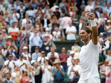 Rafa Nadal celebra su victoria contra Sousa en Wimbledon Rafa Nadal celebra su victoria contra Sousa en Wimbledon