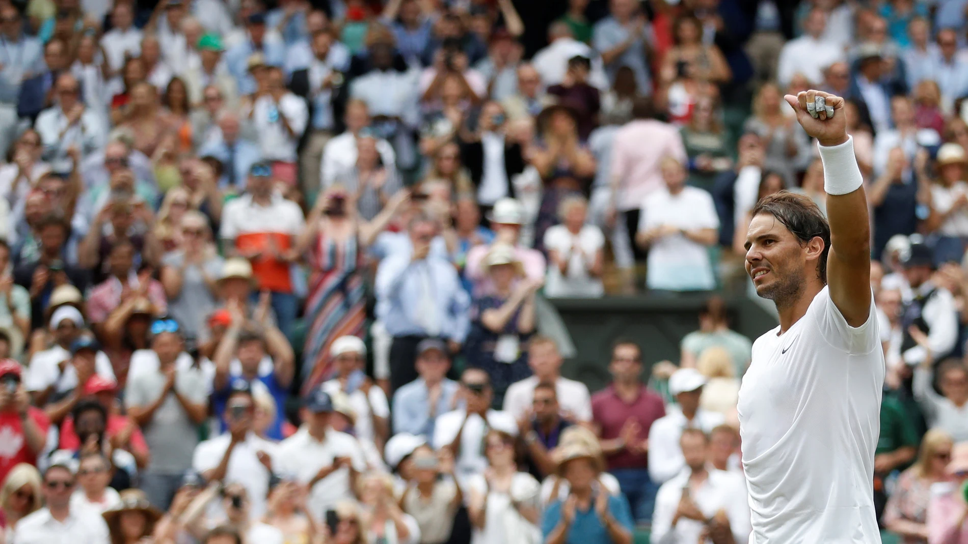 Rafa Nadal celebra su victoria contra Sousa en Wimbledon