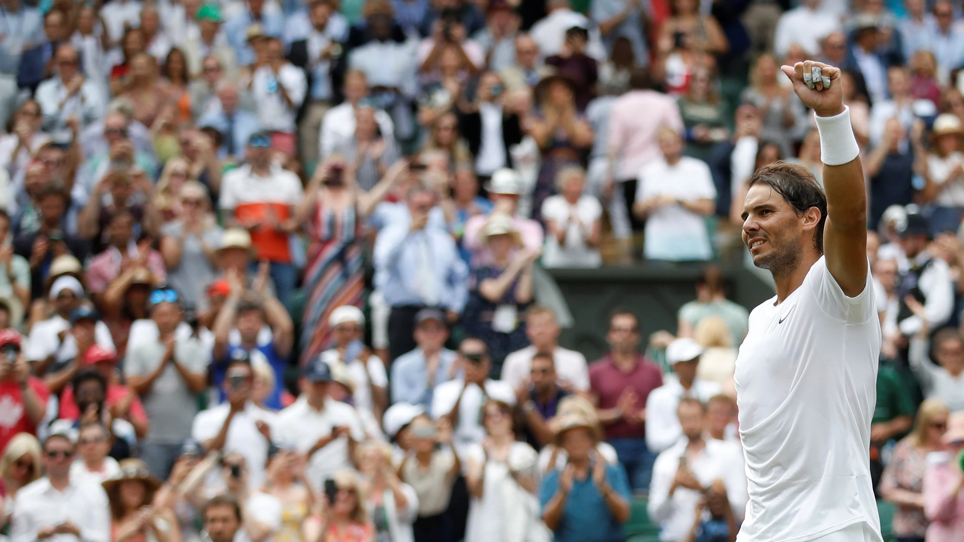 Rafa Nadal celebra su victoria contra Sousa en Wimbledon