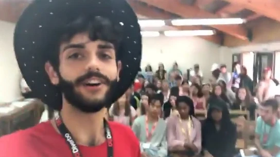 Imagen del profesor que hizo la confesión a sus alumnos en un campamento de verano Imagen del profesor que hizo la confesión a sus alumnos en un campamento de verano