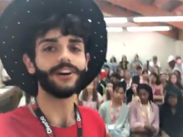 Imagen del profesor que hizo la confesión a sus alumnos en un campamento de verano Imagen del profesor que hizo la confesión a sus alumnos en un campamento de verano