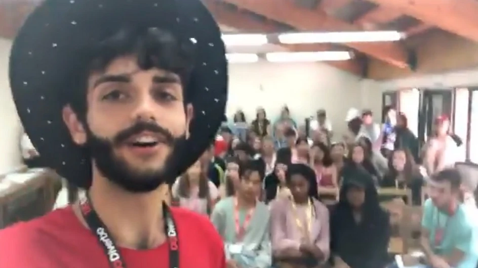 Imagen del profesor que hizo la confesión a sus alumnos en un campamento de verano Imagen del profesor que hizo la confesión a sus alumnos en un campamento de verano
