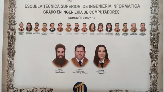 Tres alumnos y 15 profesores componen la orla del Grado en Ingeniería de Computadores Tres alumnos y 15 profesores componen la orla del Grado en Ingeniería de Computadores