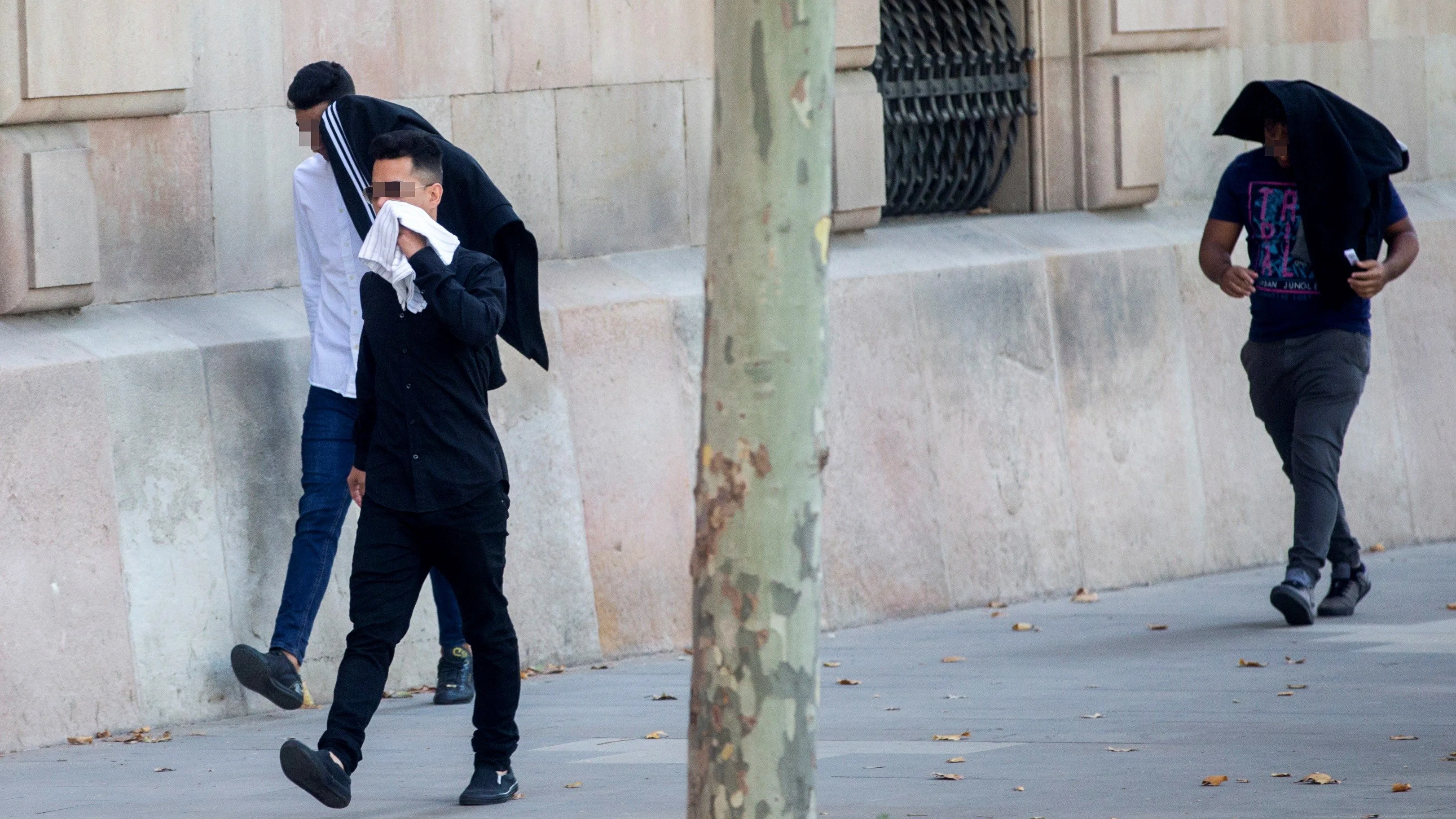 Tres de los siete acusados de la violación múltiple de una menor en Manresa, a su entrada en la Audiencia de Barcelona