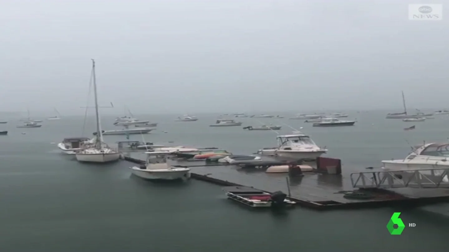 El barco antes de que le alcanzase un rayo en Boston. El barco antes de que le alcanzase un rayo en Boston.