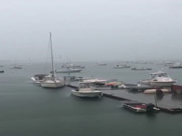 El barco antes de que le alcanzase un rayo en Boston. El barco antes de que le alcanzase un rayo en Boston.