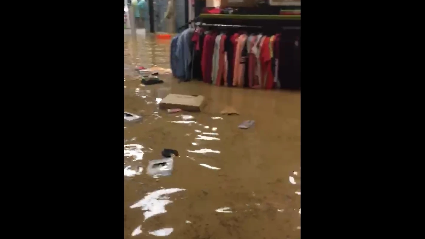 Así ha quedado una tienda de deportes en Tafalla,Navarra, después de las fuertes lluvias.