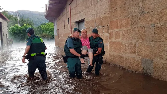 Una mujer es auxiliada por agentes de la Guardia Civil en Ourense Una mujer es auxiliada por agentes de la Guardia Civil en Ourense