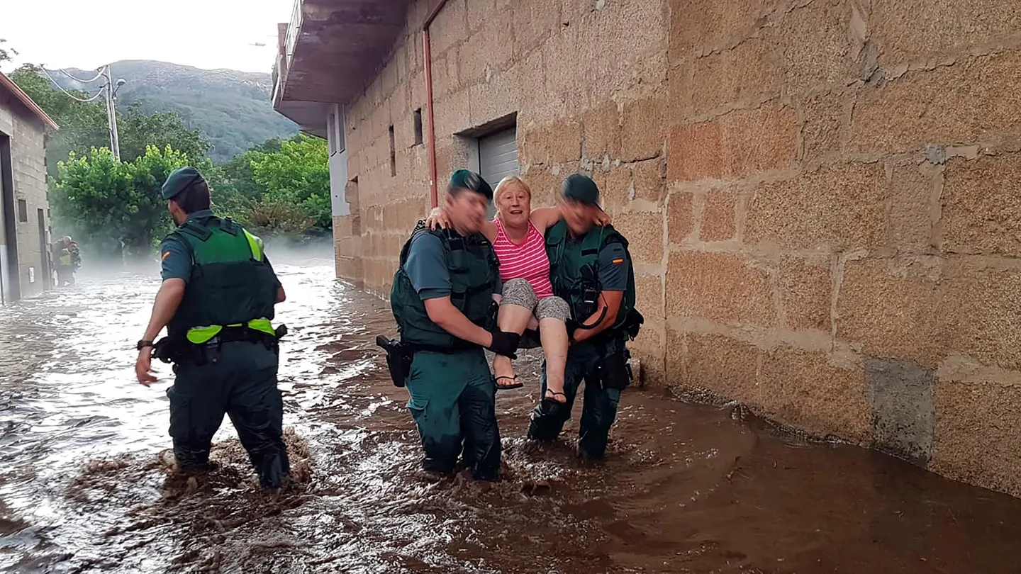 Una mujer es auxiliada por agentes de la Guardia Civil en Ourense Una mujer es auxiliada por agentes de la Guardia Civil en Ourense
