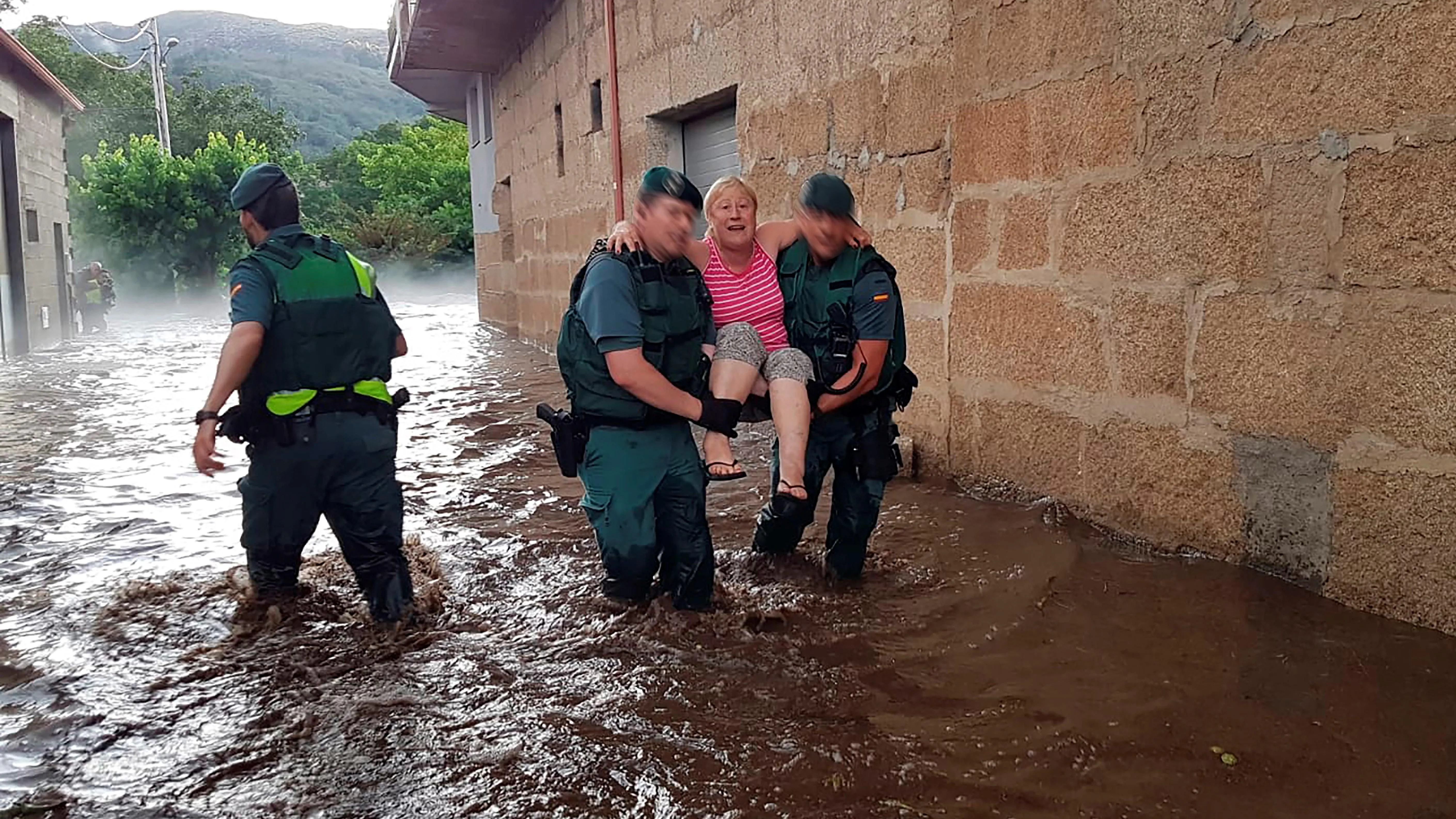 Una mujer es auxiliada por agentes de la Guardia Civil en Ourense