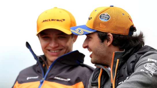 Carlos Sainz y Lando Norris, sonrientes Carlos Sainz y Lando Norris, sonrientes
