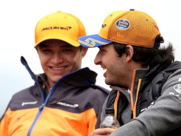 Carlos Sainz y Lando Norris, sonrientes Carlos Sainz y Lando Norris, sonrientes