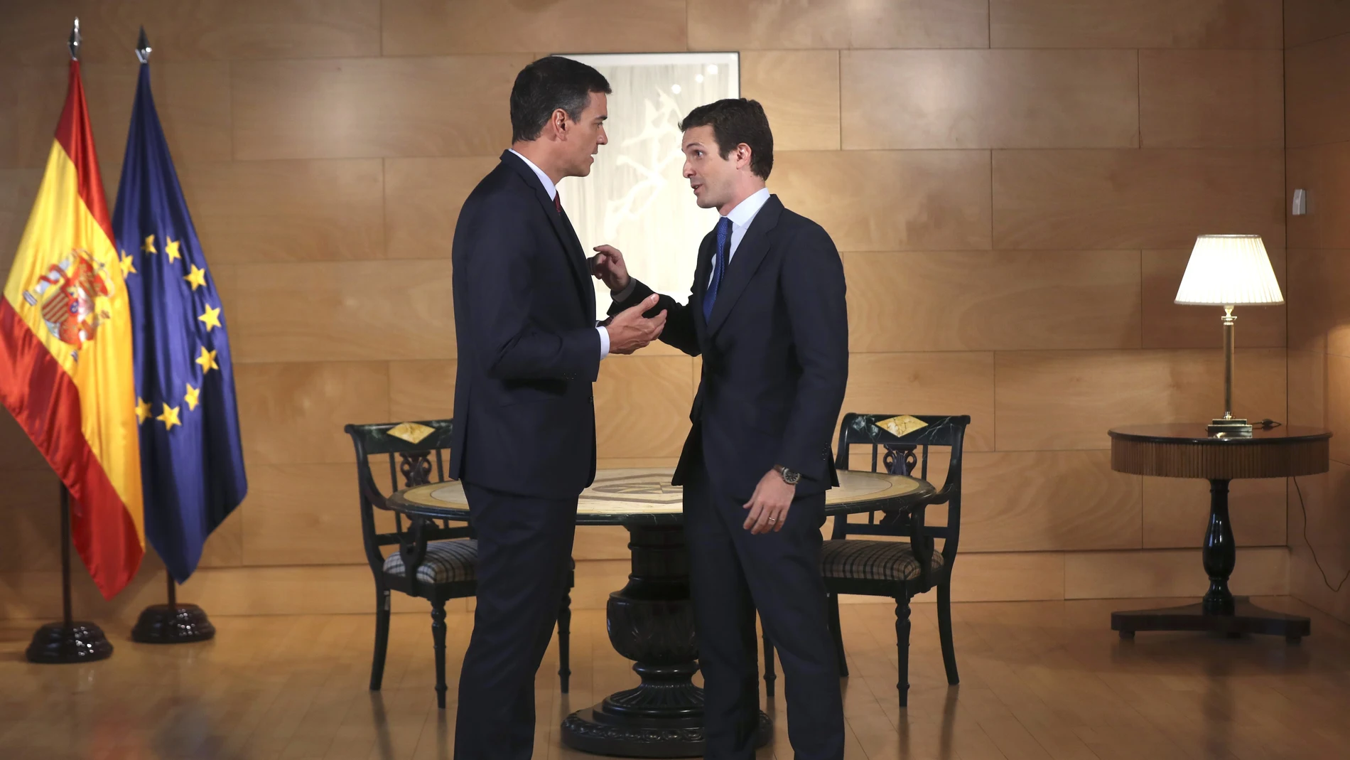 El presidente del Gobierno en funciones, Pedro Sánchez, conversa con el líder del PP, Pablo Casado