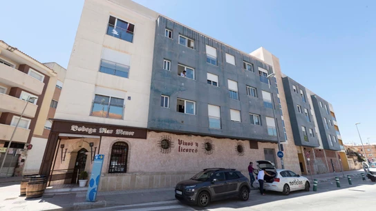 El edificio de Torre Pacheco donde fue encontrada muerta la pareja del interno que se ha suicidado en su celda. Edificio donde fue encontrada muerta la pareja del interno que se ha suicidado en su celda.