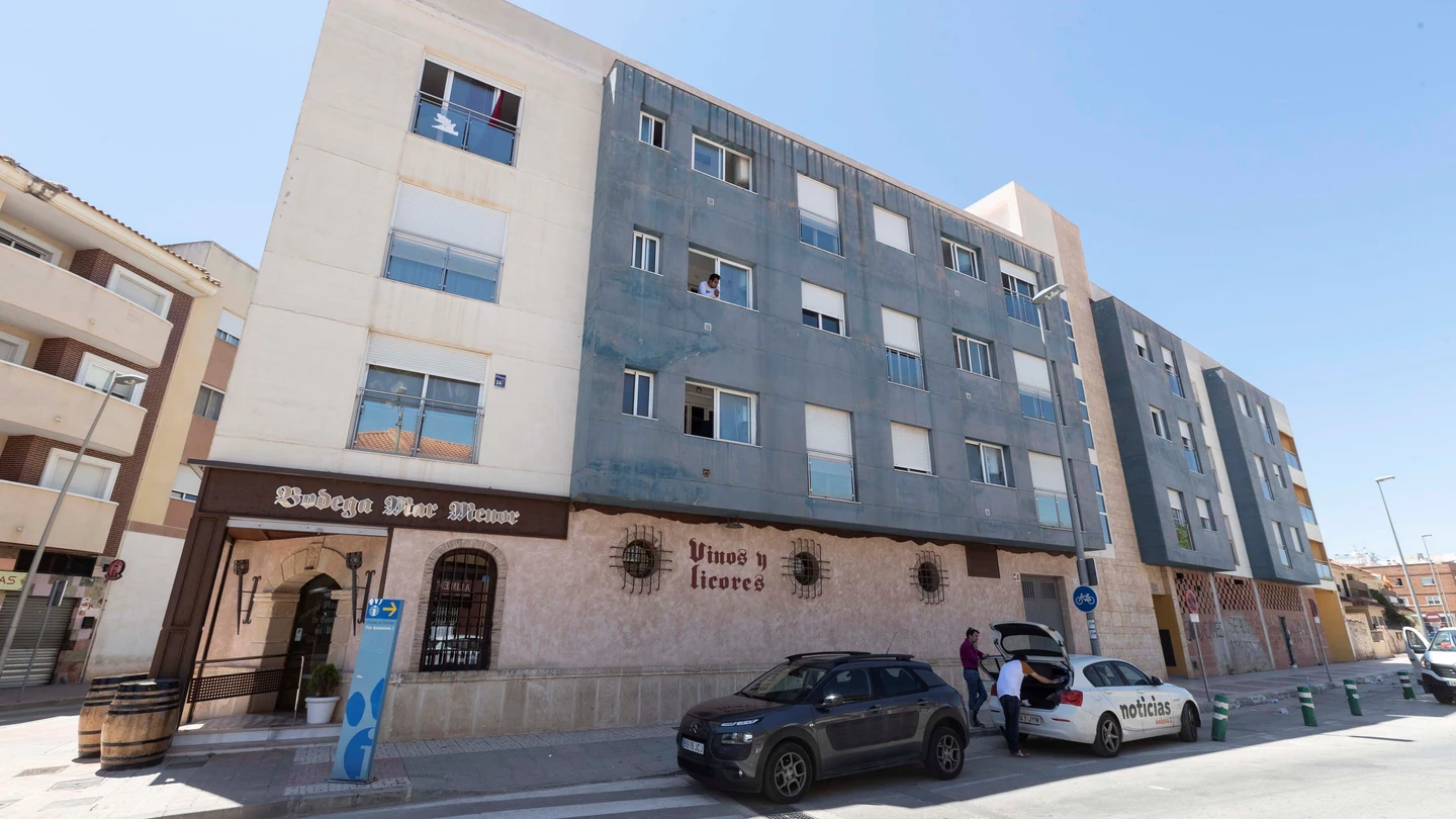 El edificio de Torre Pacheco donde fue encontrada muerta la pareja del interno que se ha suicidado en su celda. Edificio donde fue encontrada muerta la pareja del interno que se ha suicidado en su celda.