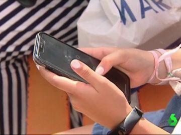 El uso del móvil en los más pequeños en vacaciones El uso del móvil en los más pequeños en vacaciones