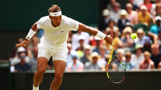 Nadal da un golpe cortado de revés en Wimbledon Nadal da un golpe cortado de revés en Wimbledon