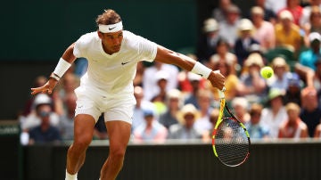 Nadal da un golpe cortado de revés en Wimbledon