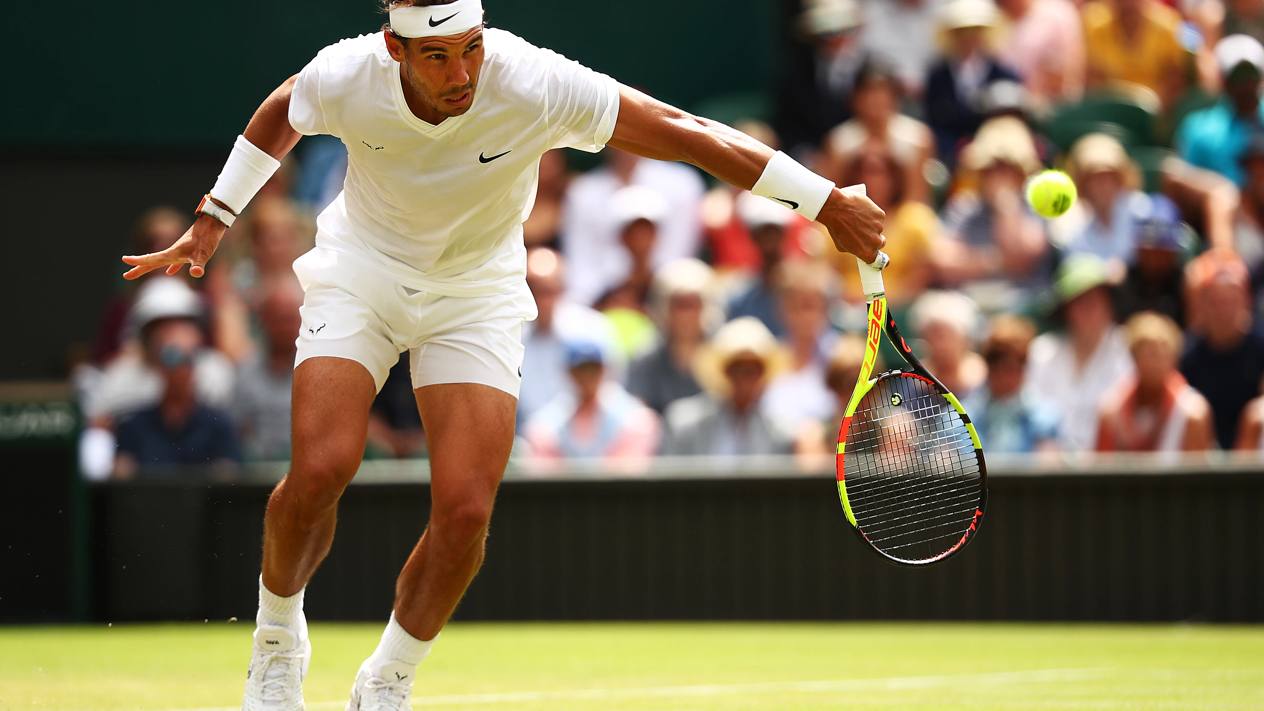 Nadal da un golpe cortado de revés en Wimbledon