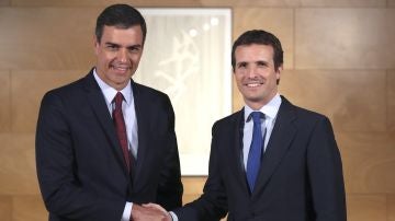 Pedro Sánchez saluda al líder del PP, Pablo Casado
