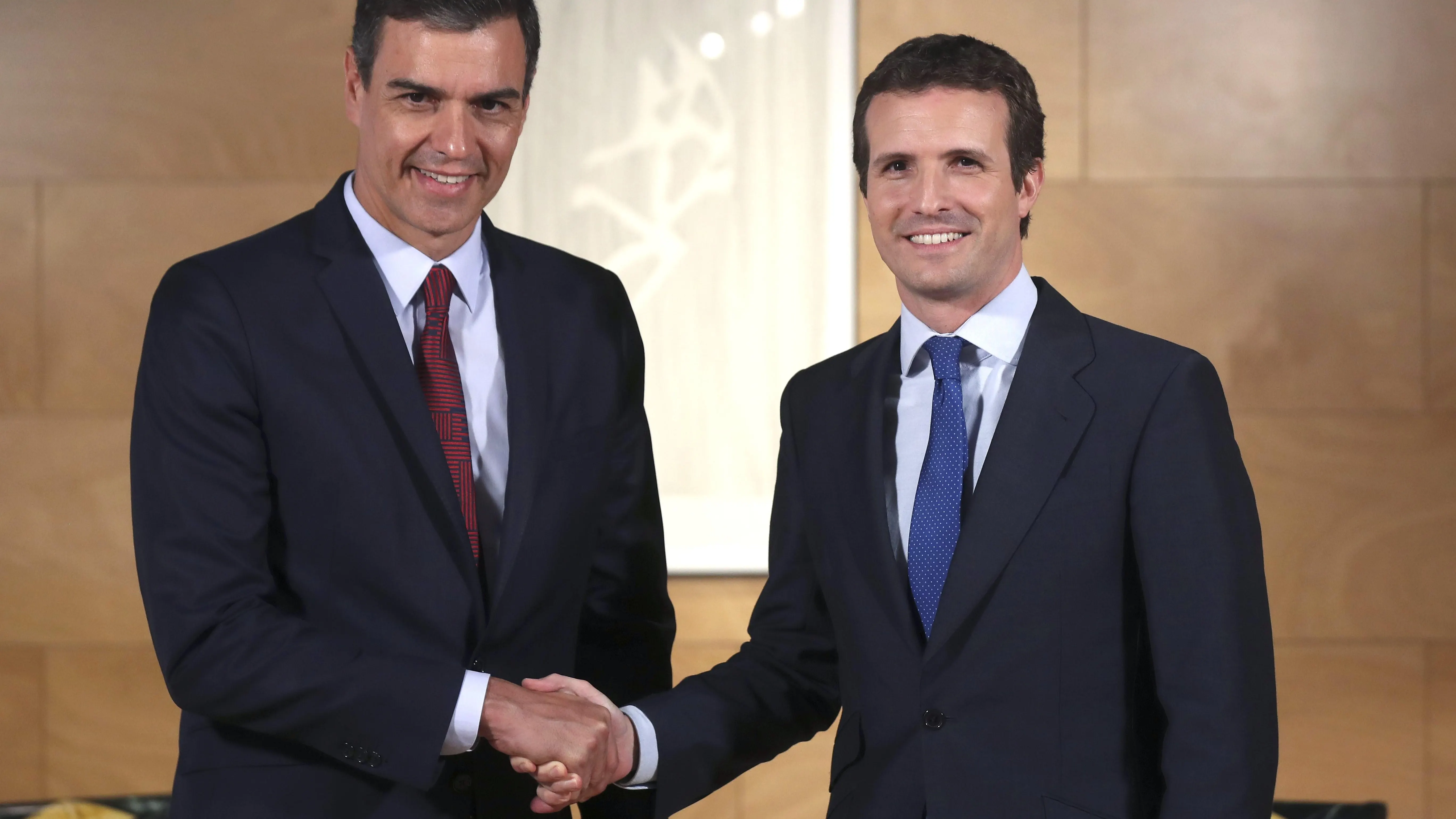 Pedro Sánchez saluda al líder del PP, Pablo Casado