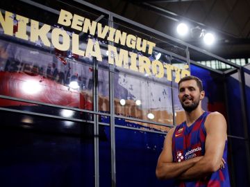Nikola Mirotic, en su presentación con el Barcelona Nikola Mirotic, en su presentación con el Barcelona