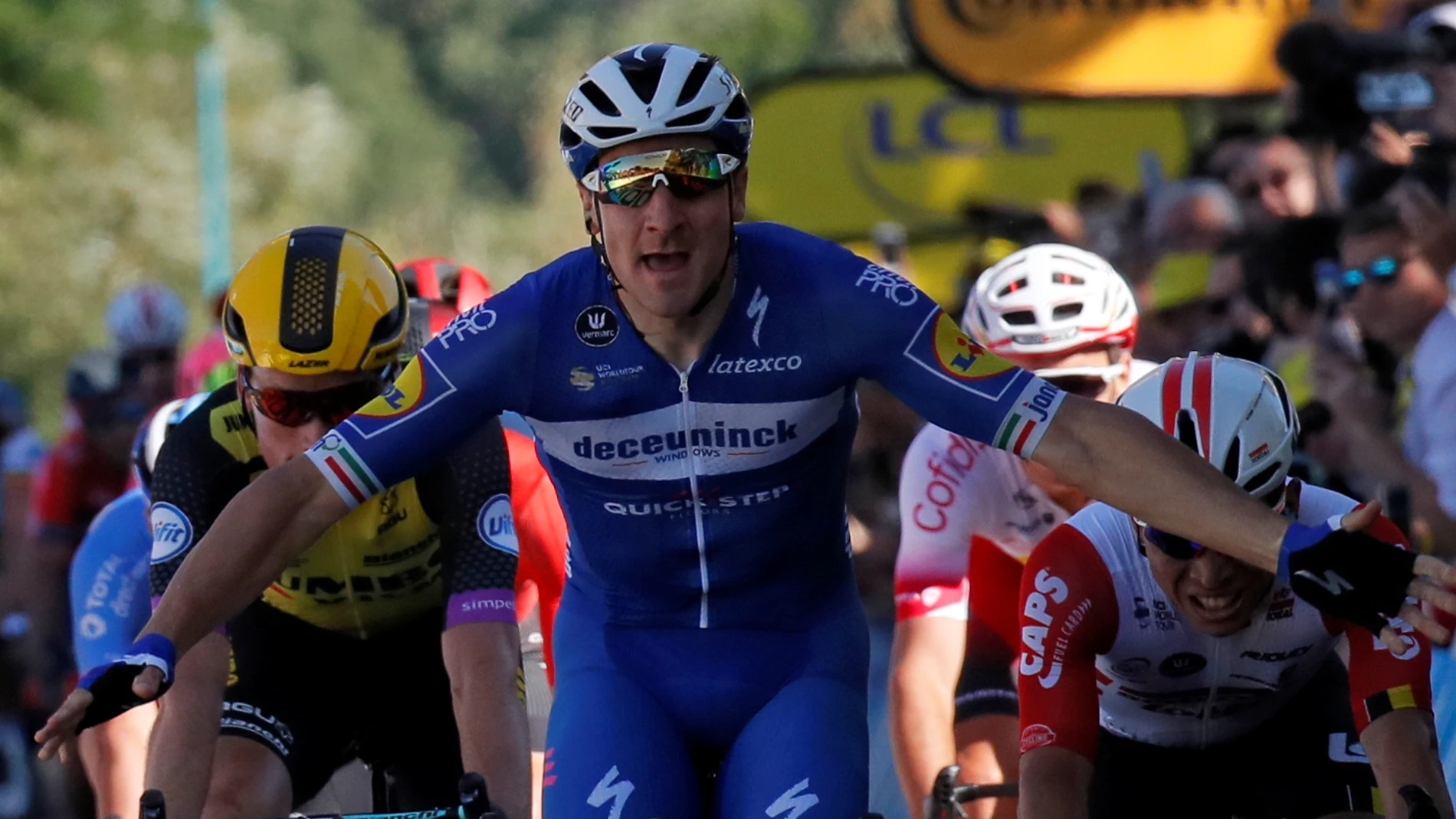 Elia Viviani celebra su victoria de etapa en el Tour