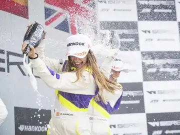 Marta García celebra el triunfo en el circuito urbano de Norisring Marta García celebra el triunfo en el circuito urbano de Norisring