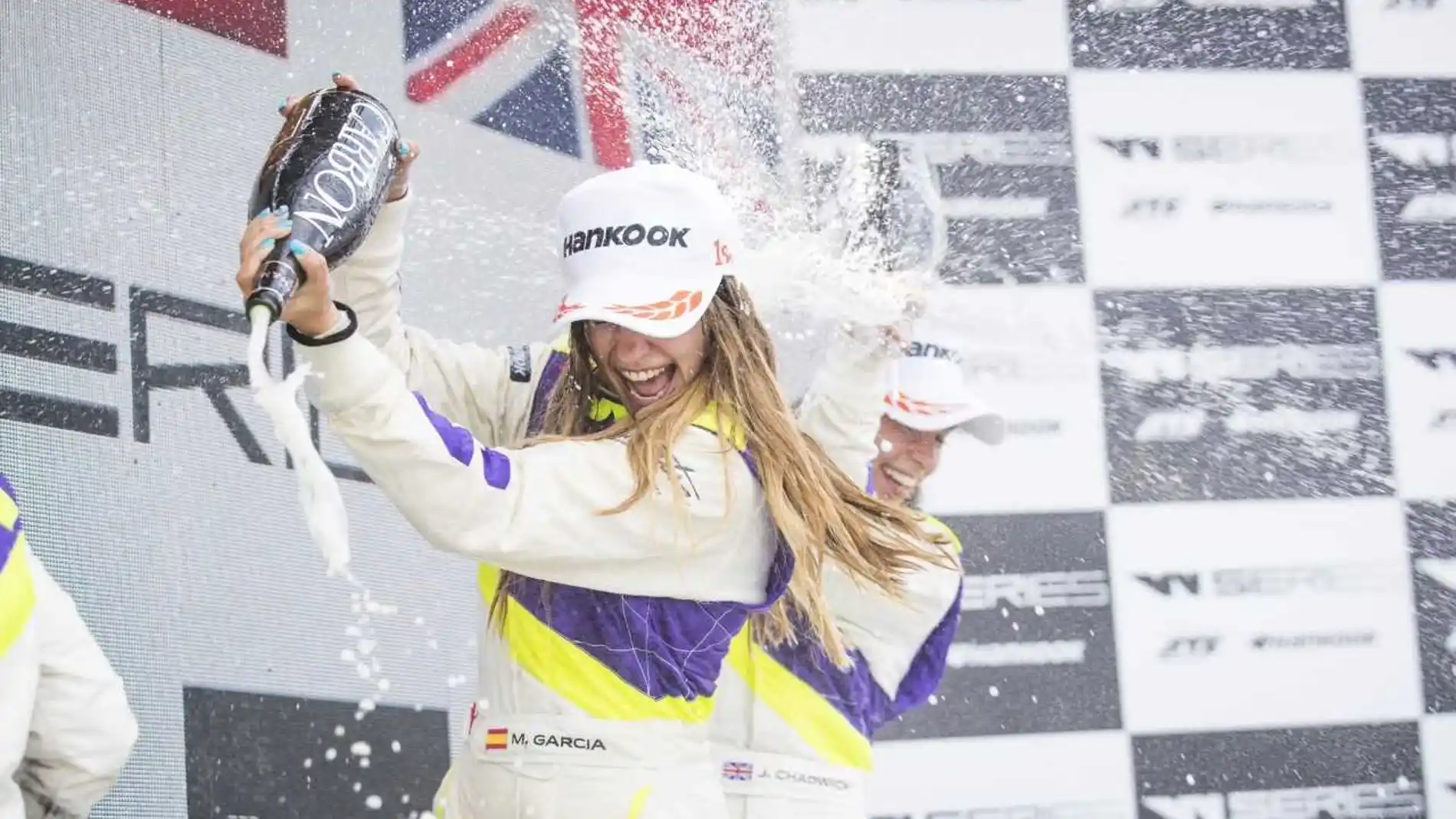 Marta García celebra el triunfo en el circuito urbano de Norisring