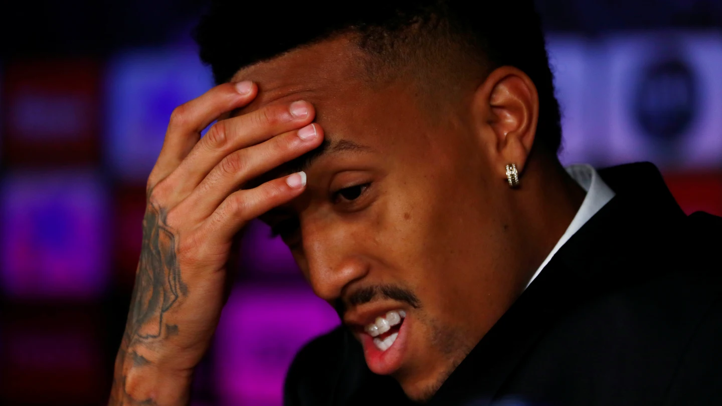 Militao se marea durante la rueda de prensa de su presentación Militao se marea durante la rueda de prensa de su presentación