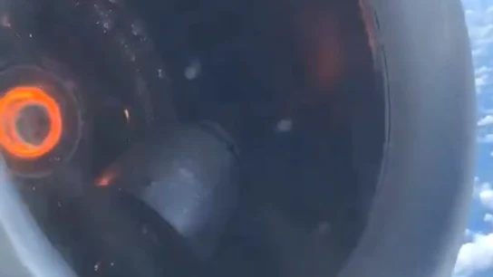 El motor del avión que minutos después se disponía a hacer un aterrizaje de emergencia. El motor del avión que minutos después se disponía a hacer un aterrizaje de emergencia.