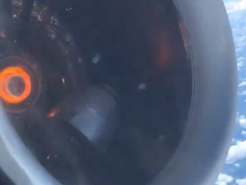 El motor del avión que minutos después se disponía a hacer un aterrizaje de emergencia. El motor del avión que minutos después se disponía a hacer un aterrizaje de emergencia.