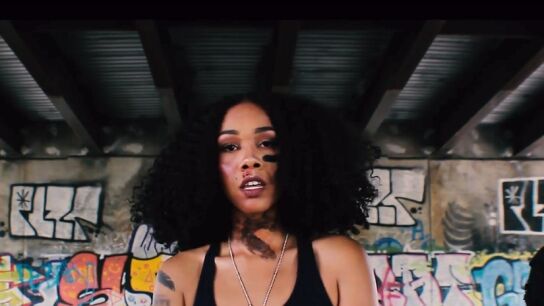 La artista Tiny Jag en el videoclip de su canci&oacute;n 'Mound'