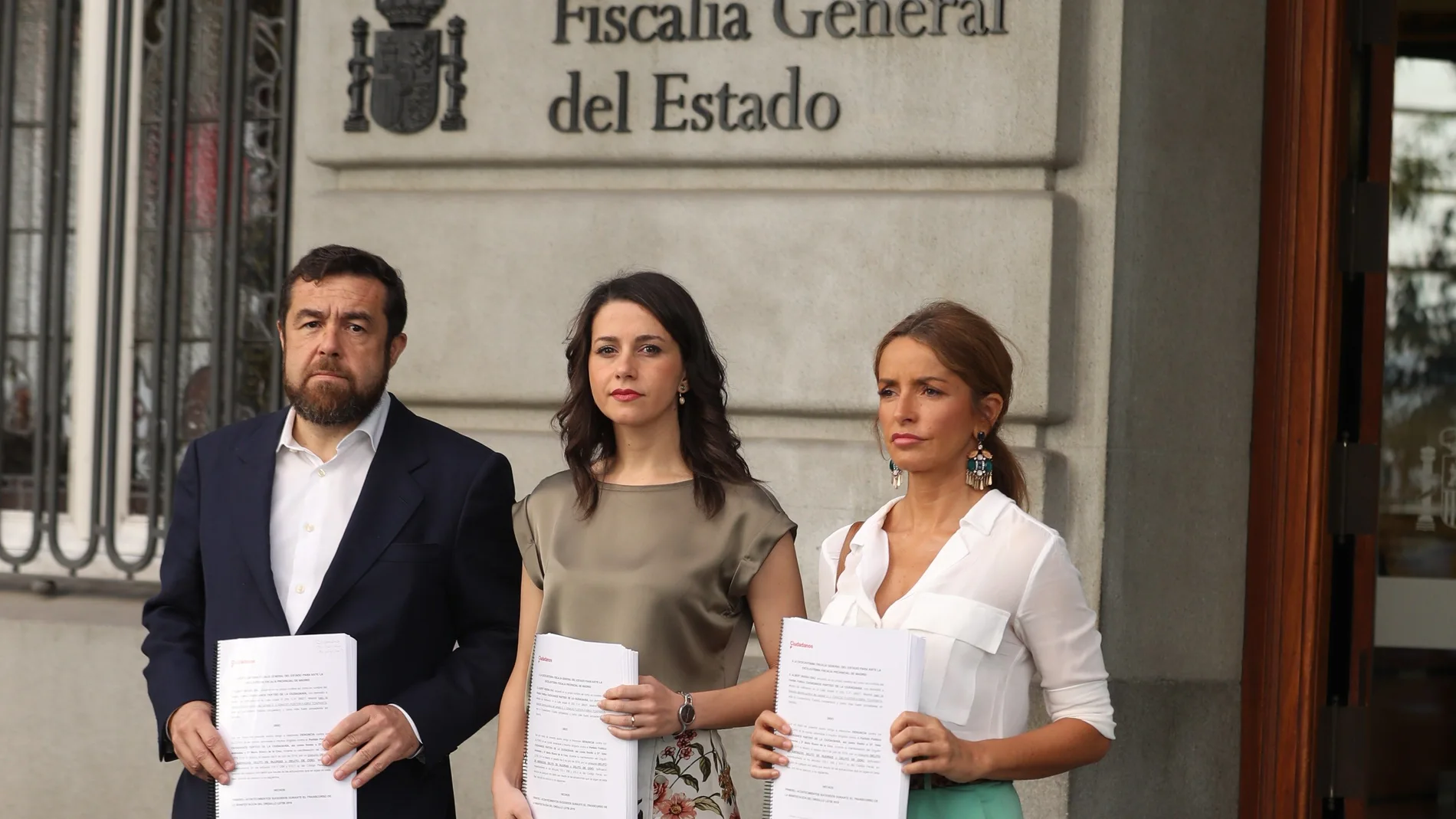 Inés Arrimadas, Patricia Reyes y Miguel Gutiérrez, con la denuncia que ha presentado Cs ante la Fiscalía