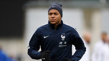 Mbappé, durante un entrenamiento con Francia