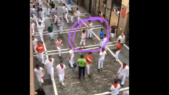 El mozo, instantes antes de ser embestido El mozo, instantes antes de ser embestido