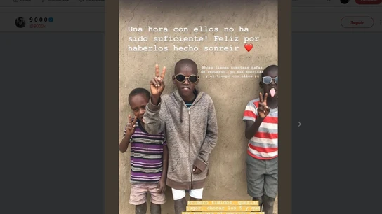 'Influencers' de todo el mundo comparten sus fotos con gente pobre para emocionar a sus seguidores. 'Influencers' de todo el mundo comparten sus fotos con gente pobre para emocionar a sus seguidores.