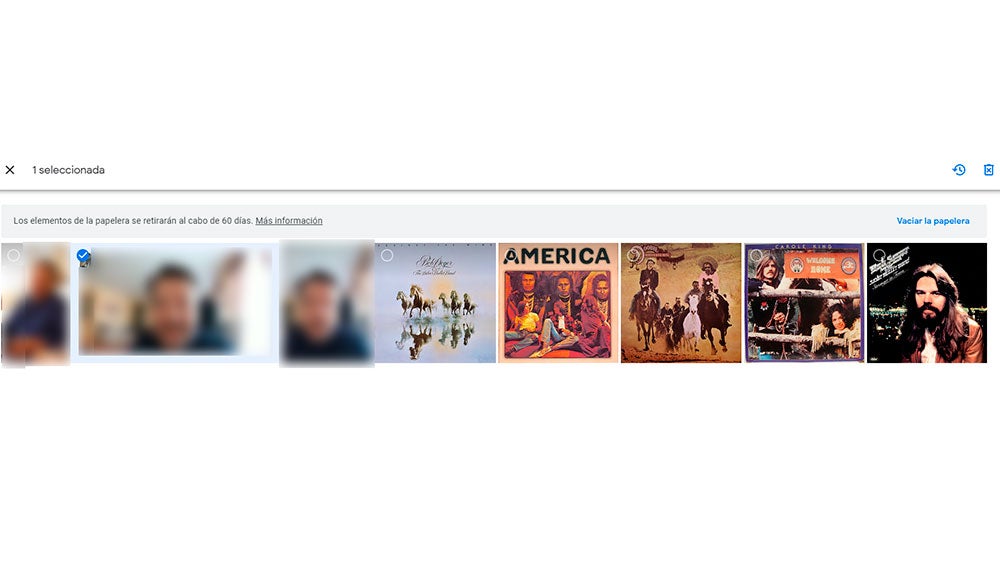 Arriba a la derecha se encuentra el icono para restaurar las fotos