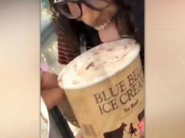 El nuevo reto viral: lamer helados del supermercado y volver a dejarlos en el congelador del supermercado El nuevo reto viral: lamer helados del supermercado y volver a dejarlos en el congelador del supermercado