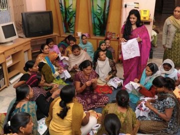 Clases de bordado en una clínica de gestación subrogada en la India Clases de bordado en una clínica de gestación subrogada en la India