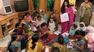 Clases de bordado en una clínica de gestación subrogada en la India Clases de bordado en una clínica de gestación subrogada en la India