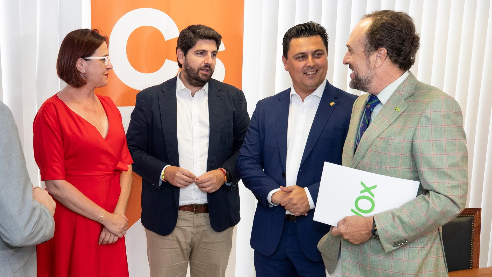 Los equipos negociadores del PP, Fernando López Miras y José Miguel Luengo, junto a la portavoz del grupo parlamentario Ciudadanos, Isabel Franco, y Luis Gestoso.