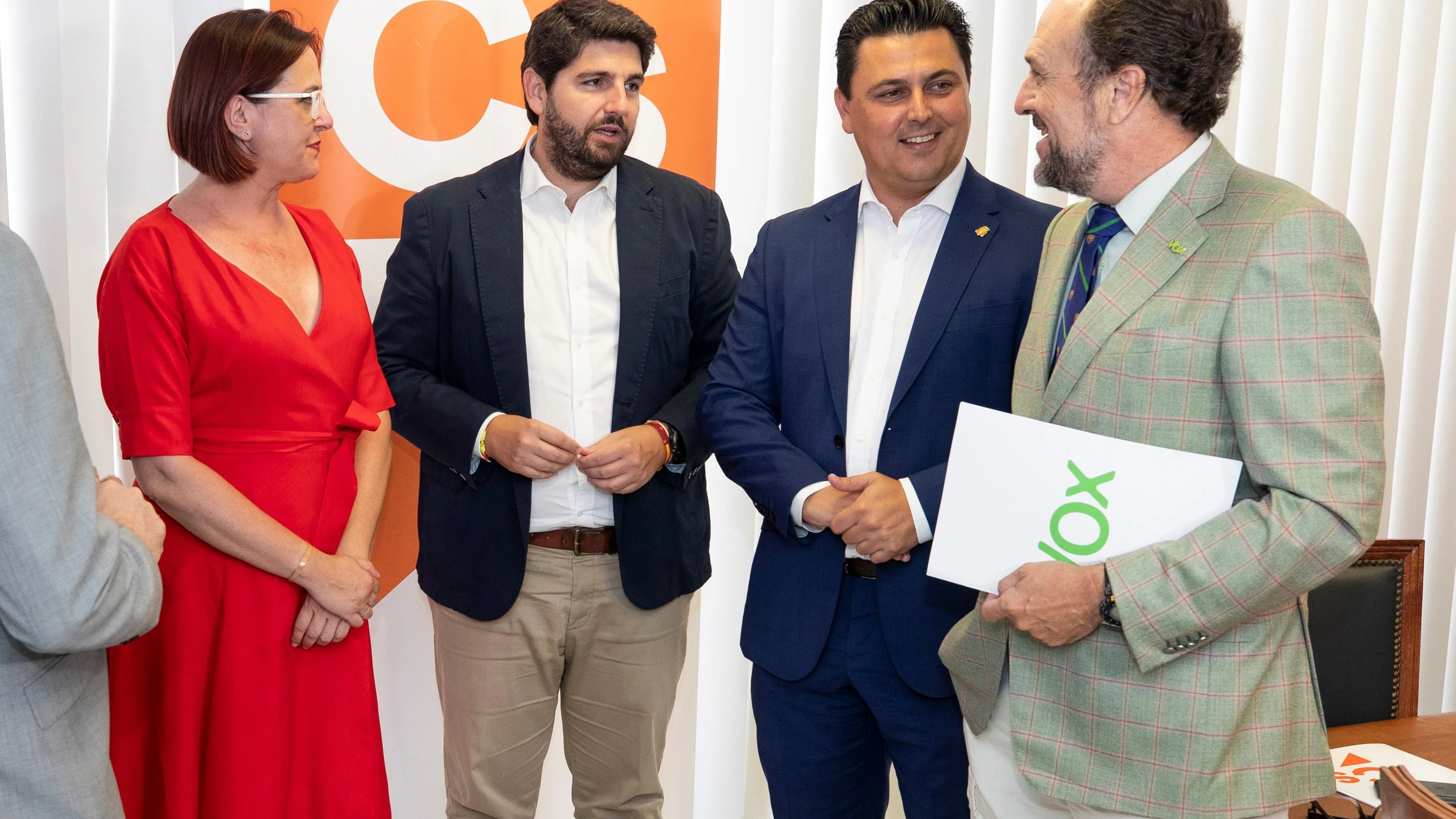 Los equipos negociadores del PP, Fernando López Miras y José Miguel Luengo, junto a la portavoz del grupo parlamentario Ciudadanos, Isabel Franco, y Luis Gestoso.