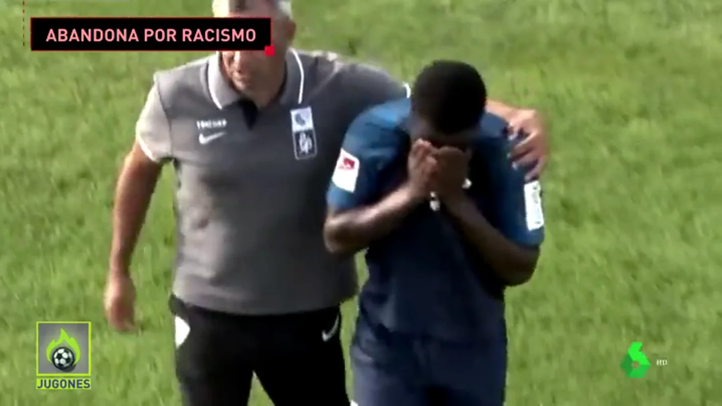 Escándalo racista en Alemania: un jugador de 20 años se va llorando Escándalo racista en Alemania: un jugador de 20 años se va llorando