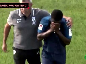 Escándalo racista en Alemania: un jugador de 20 años se va llorando Escándalo racista en Alemania: un jugador de 20 años se va llorando