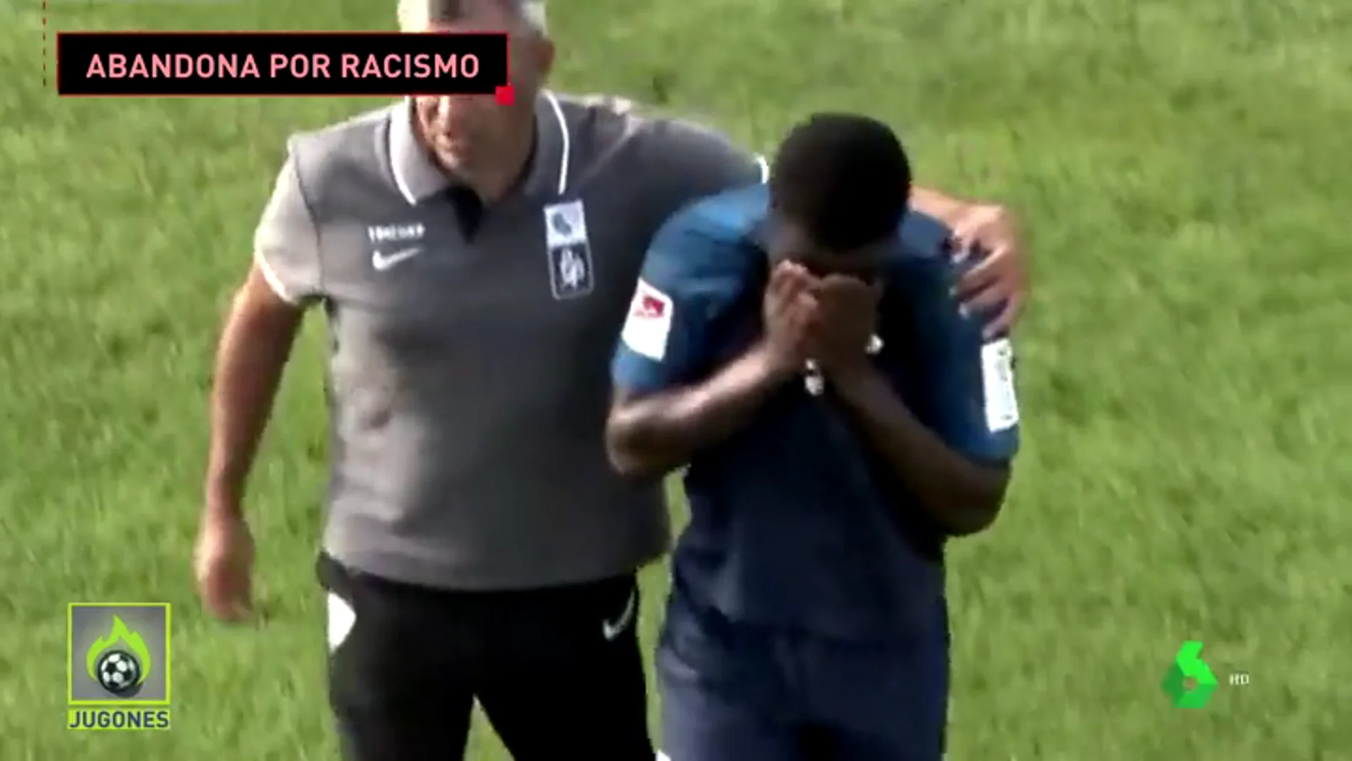 Escándalo racista en Alemania: un jugador de 20 años se va llorando