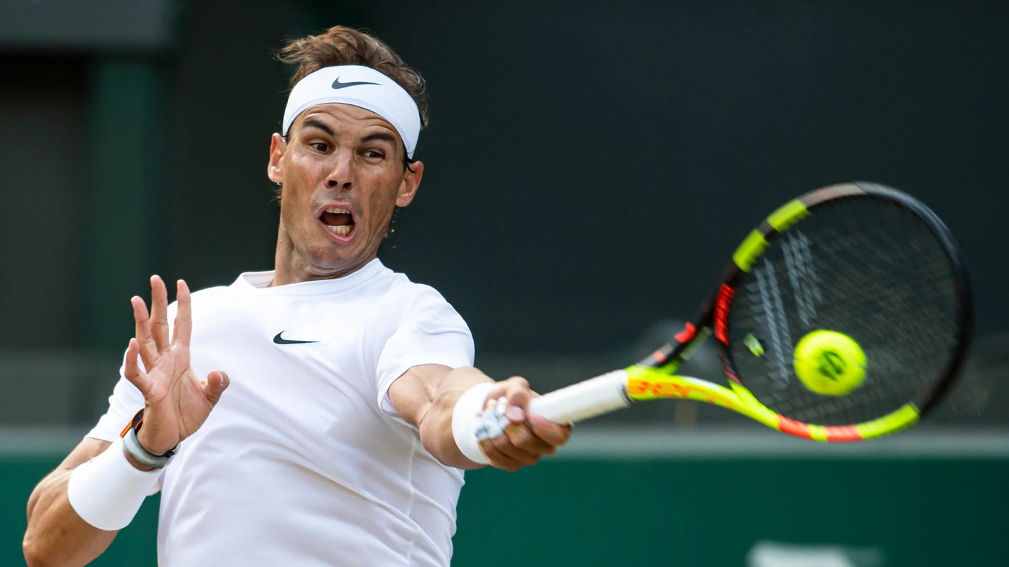 Rafa Nadal golpea la bola durante su partido contra Querrey Rafa Nadal golpea la bola durante su partido contra Querrey